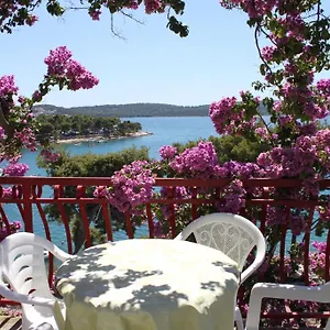apartments-ana-trogir.hotels-in-trogir.com/